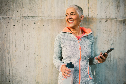 woman listening to her ipod